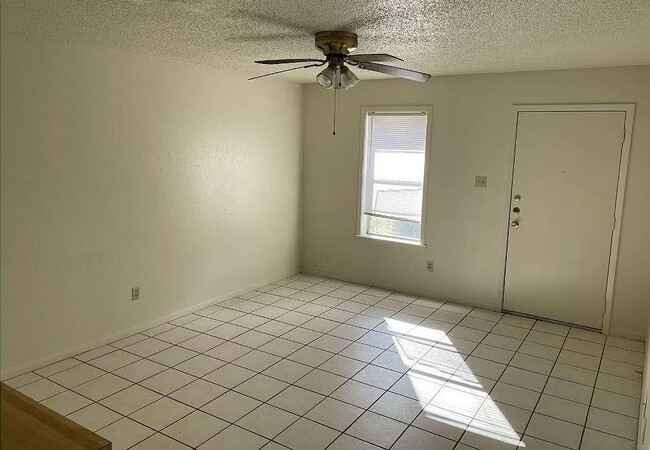 Building Photo - 1413 Hillside Dr