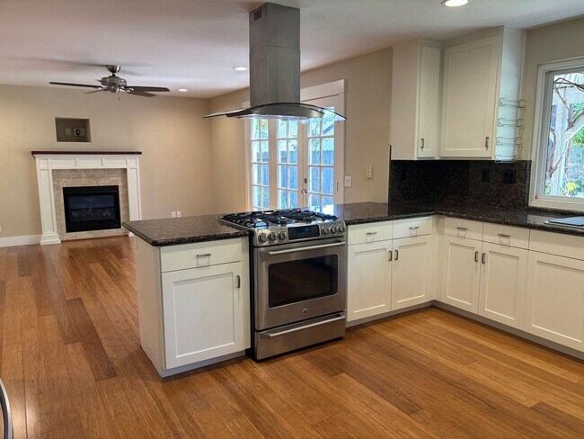 Building Photo - Large 4 Bedroom 3 bath Home, Plus Bonus Ro...
