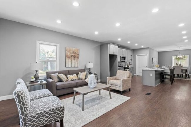 Building Photo - MOVE IN READY! Rare opportunity to rent in...