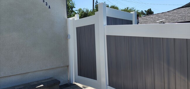 Entrada a la casa con verja. - 3352 Brookhill St