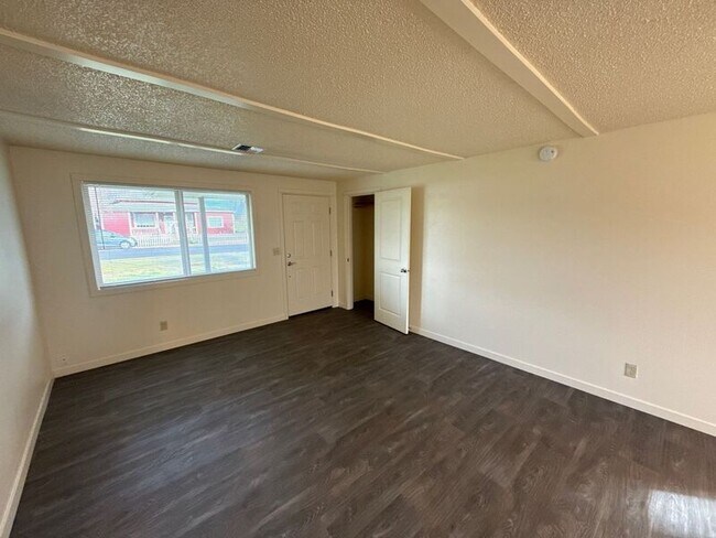 Foto del edificio - 411 E 3rd St