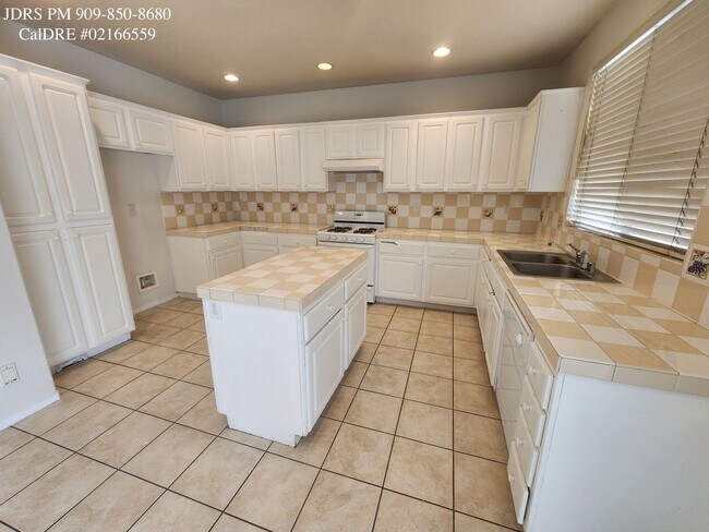 Foto del edificio - Fontana 4 bedroom Home