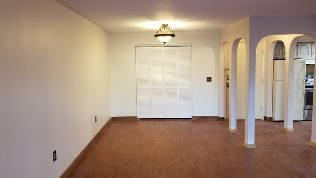 Building Photo - 23 Shadowbrook Ln