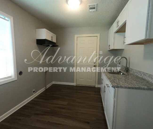 Building Photo - Come see this Newly Renovated 3 bedroom 1 ...