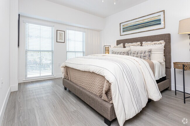 1BR, 1.5BA - 806SF - 1643 Josephine