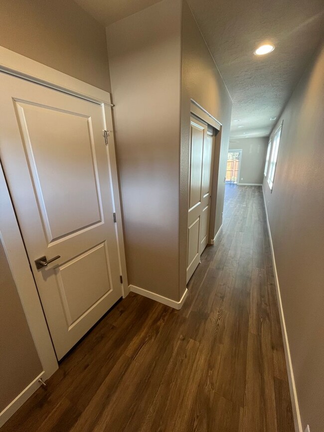 Building Photo - Receive $500 Off First Month’s Rent w/12 M...
