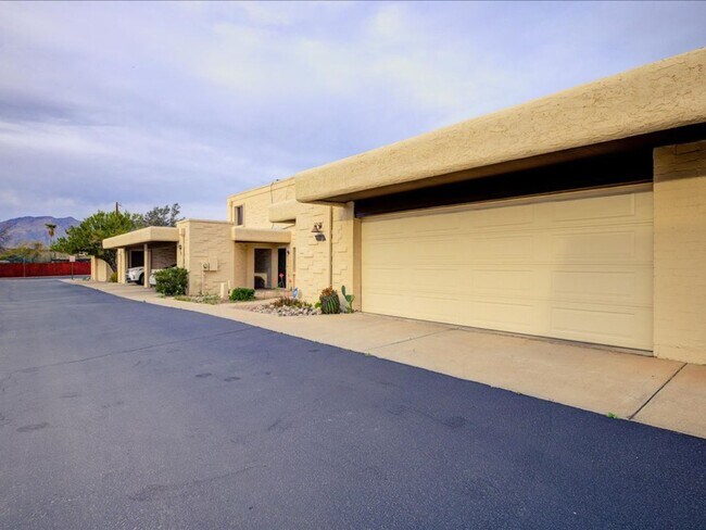 Building Photo - 2 Bedroom, 2.5 Bath