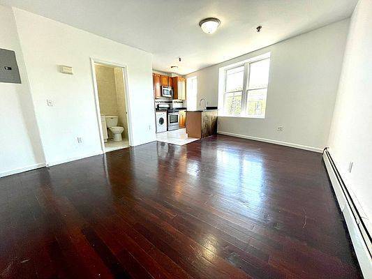 Foto principal - 59-37 Myrtle Ave