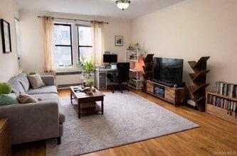 Building Photo - 300 Main St