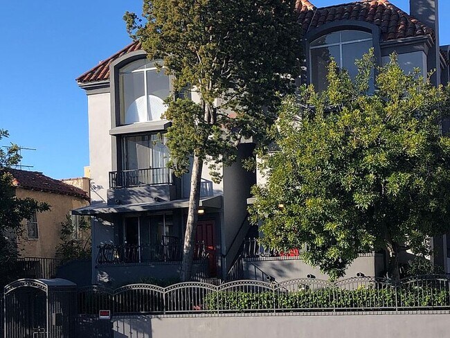 Building Photo - 1529 S Bundy Dr
