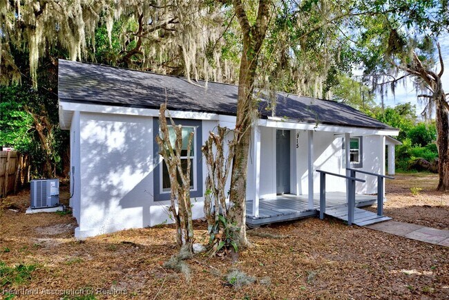 Building Photo - 915 S Waldron Ave