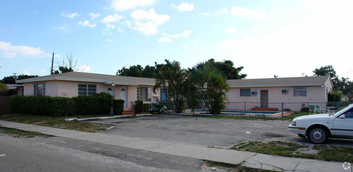 Primary Photo - 901 N 24th Ave