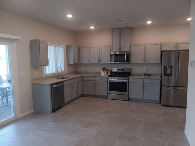 Foto del edificio - NEWER BUILD 4BD/2.5BA HOME NEAR ALIANTE!