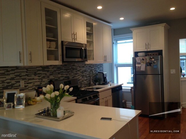 Building Photo - 533 8th St