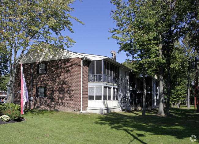 Foto del edificio - Crestwood Square Apartments