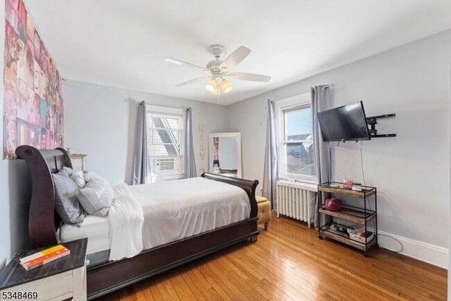 Foto del edificio - 1038-1040 Byron Ave