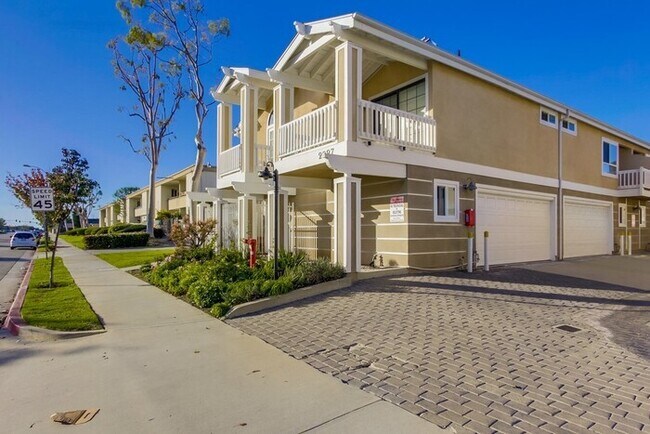 Building Photo - Beautiful Unit Ready for Move-in
