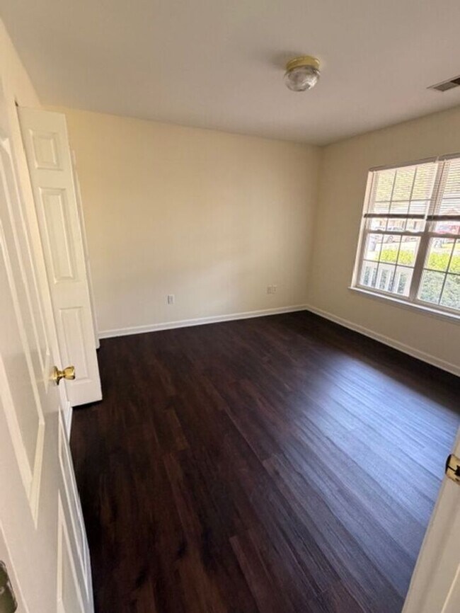 Foto del edificio - Beautiful and spacious! Ready for move in!