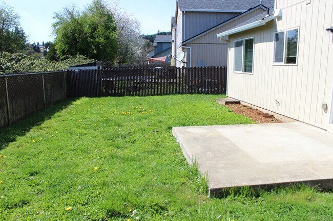 Foto del edificio - 4 bedroom 2 bath family home in quiet Scappoose neighborhood