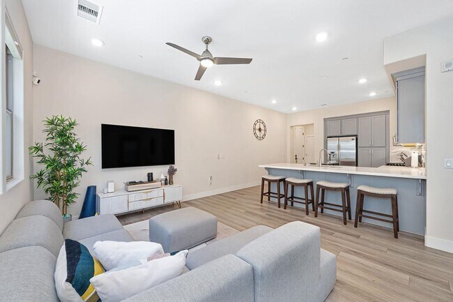 Foto del edificio - 2 Bed 2 Bath (plus a den) Gala Condo