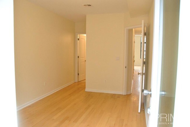 Building Photo - 324 Myrtle Ave