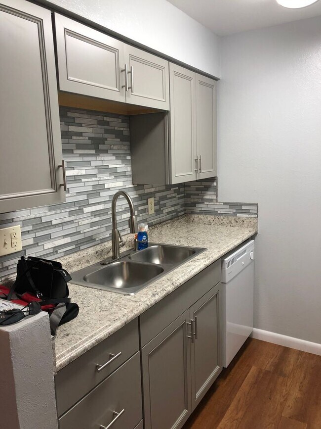 Building Photo - NE UPTOWN WINROCK CONDO 1 Bedroom 1 Bath -...