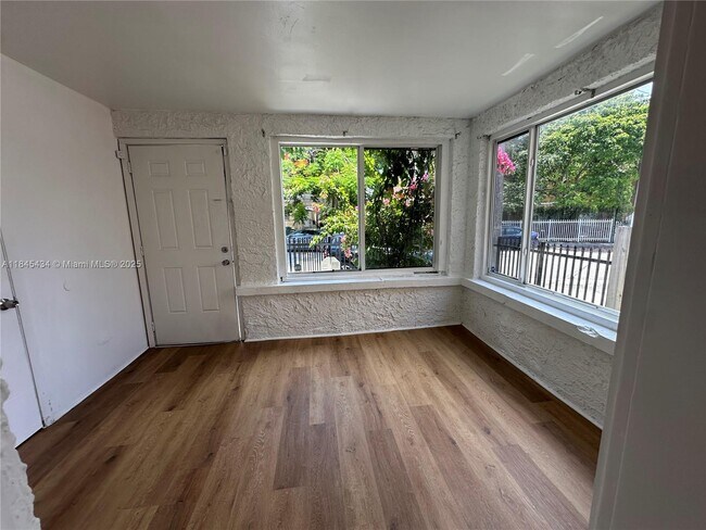 Foto del edificio - 267 NW 33rd St