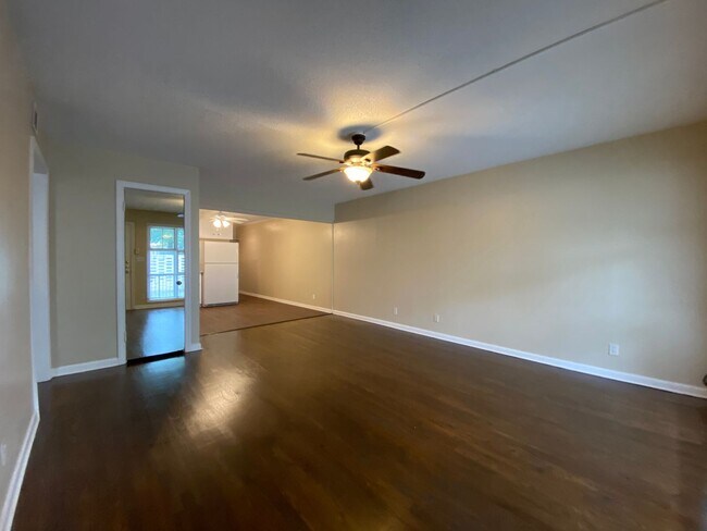 Building Photo - AVAILABLE NOW 2 BEDROOM 1 BATH DUPLEX IN R...