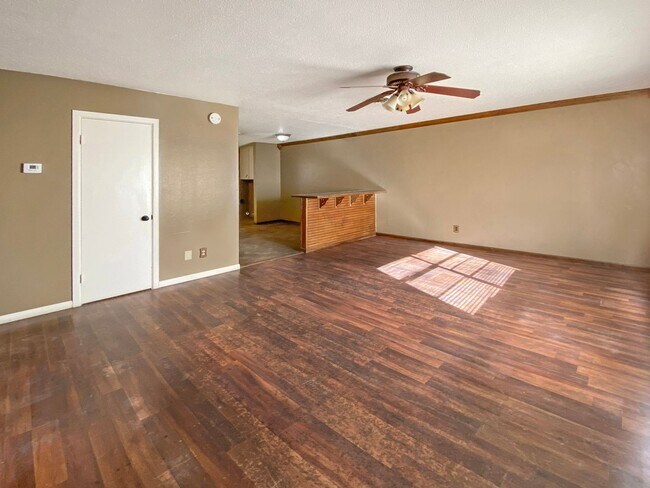 Building Photo - 708 East Sunset Drive
