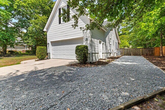 Building Photo - Large Leland Home for rent with Fenced Back Yard!