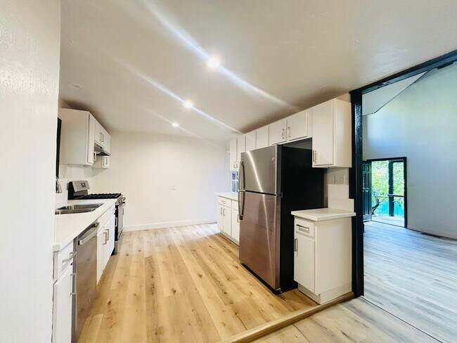 Building Photo - 8055 Willow Glen Rd