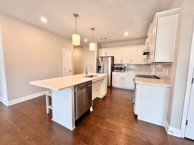Foto del edificio - 2 Bed, 2 Bath Condo w/ Elevator Close to D...