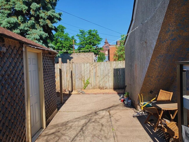 Foto del edificio - 1021 Lowry Ave NE