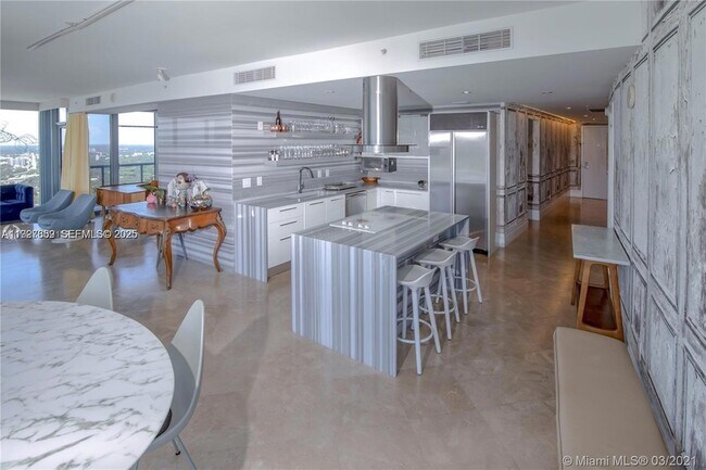 Foto del edificio - 601 NE 36th St