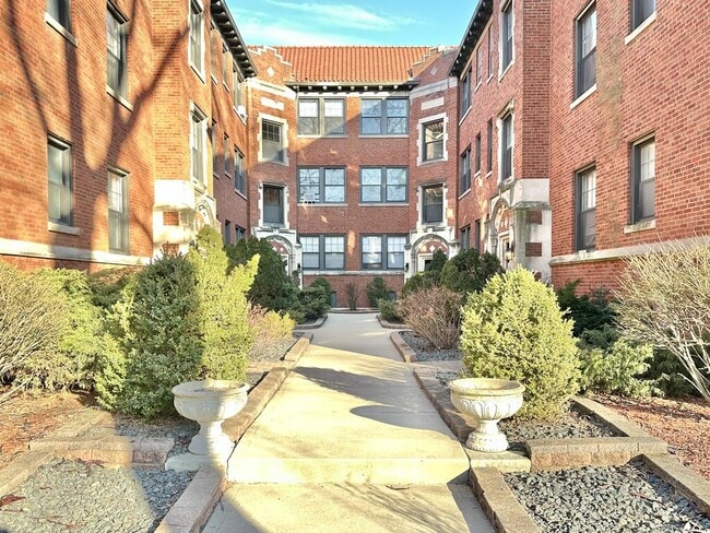 Building Photo - 1314 Oak Ave