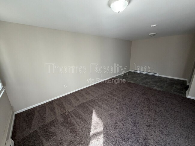 Foto del edificio - 402 E Northern Blvd