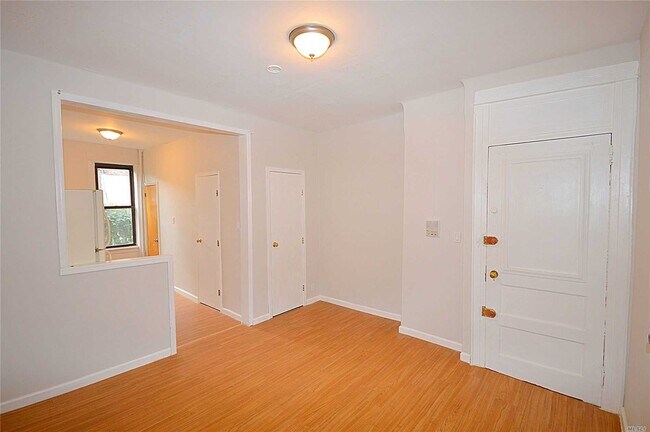 Building Photo - 30-08-30-45 45th St