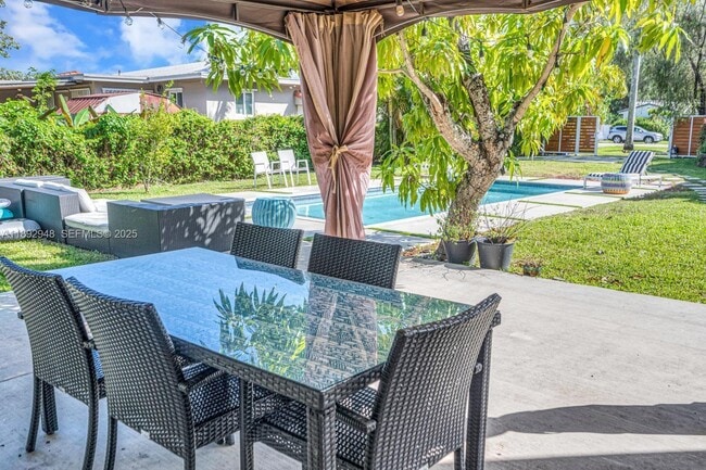 Foto del edificio - 1581 NE 108th St