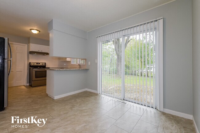 Building Photo - 1505 Country Club Dr