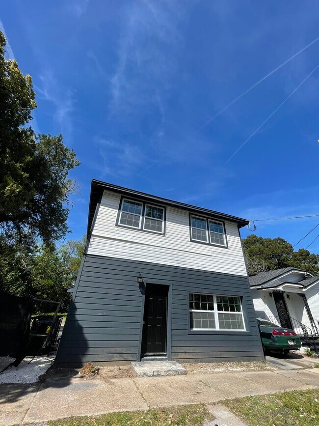 Foto del edificio - Charming Upstairs 2/1 - Available Now!