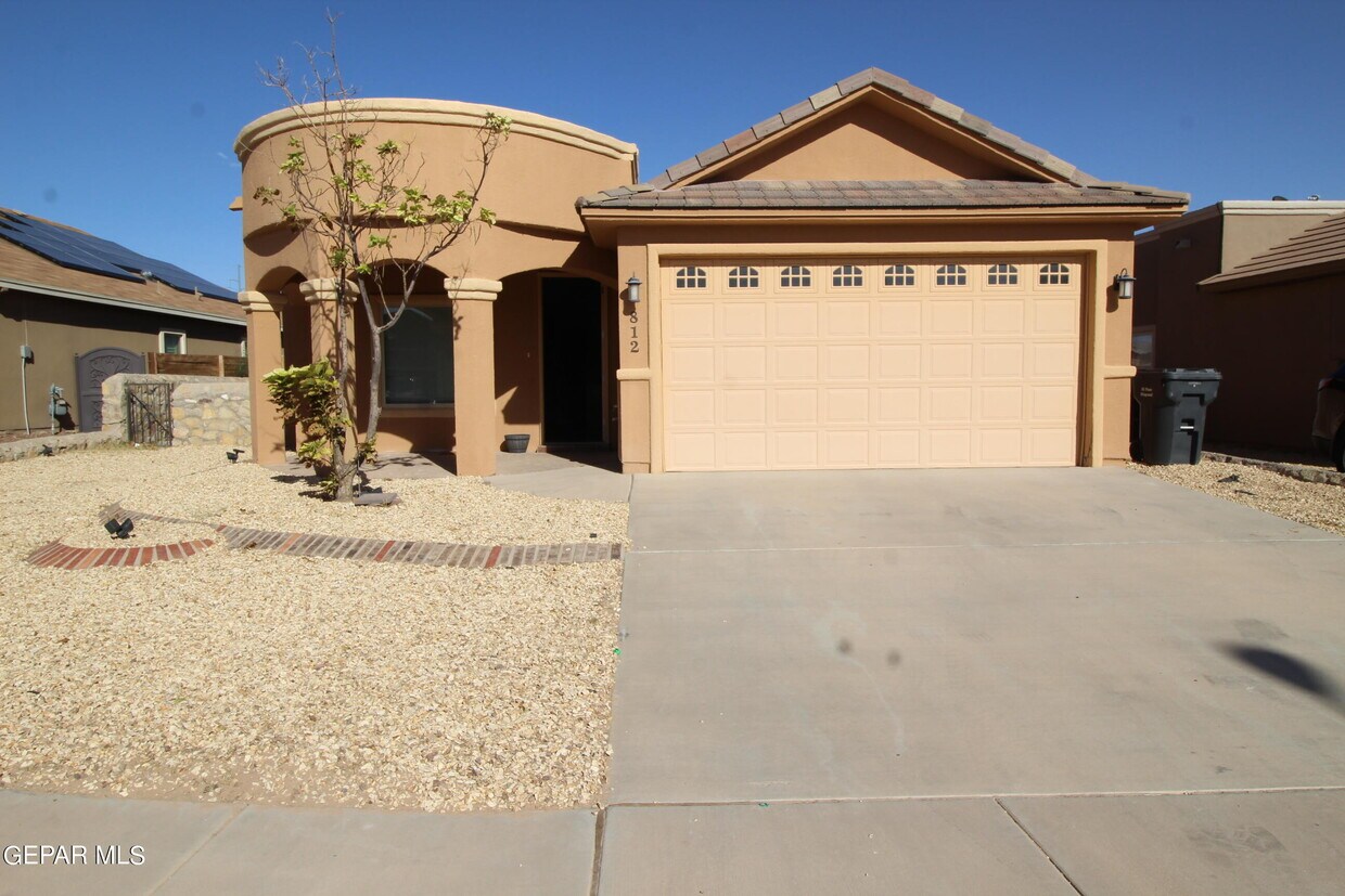 Primary Photo - 812 Desert Sky Dr