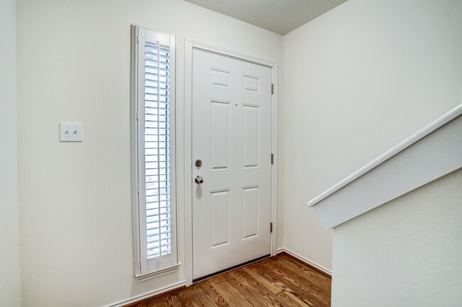 Building Photo - 818 W Heights Hollow Ln
