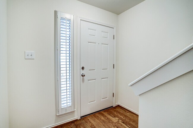 Foto del edificio - 818 W Heights Hollow Ln