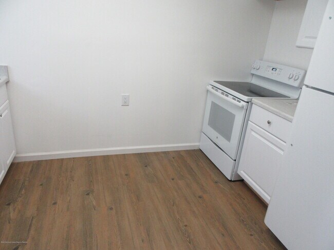 Building Photo - 2 Badminton Ct