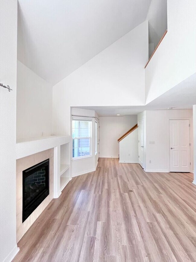 Foto del edificio - 2 Bedroom, 1.5 Bathroom Condo Only Seconds...