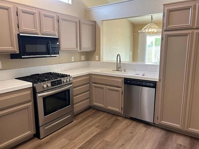 Building Photo - Hanford Family home