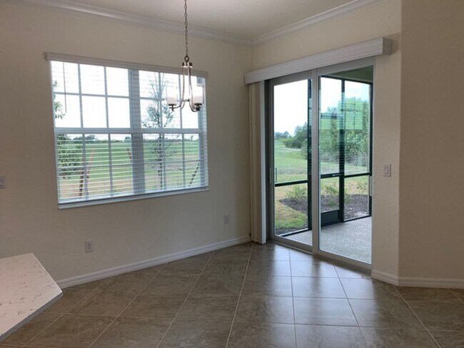 Foto del edificio - JUST LISTED! -3/2 COACH HOME  - COUNTRY CLUB EAST  - NICE!!