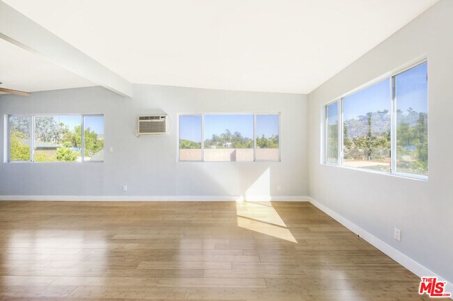 Foto del edificio - 2245 Silver Ridge Ave