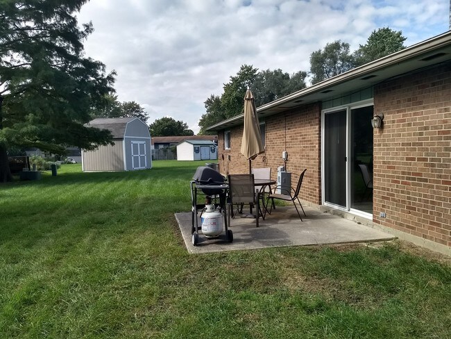 Patio with nice backyard - 1574 Leedes Rd