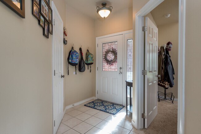 Foto del edificio - Available August 2026! Beautiful 4 Bed, 2 Bath in a Fantastic Location!